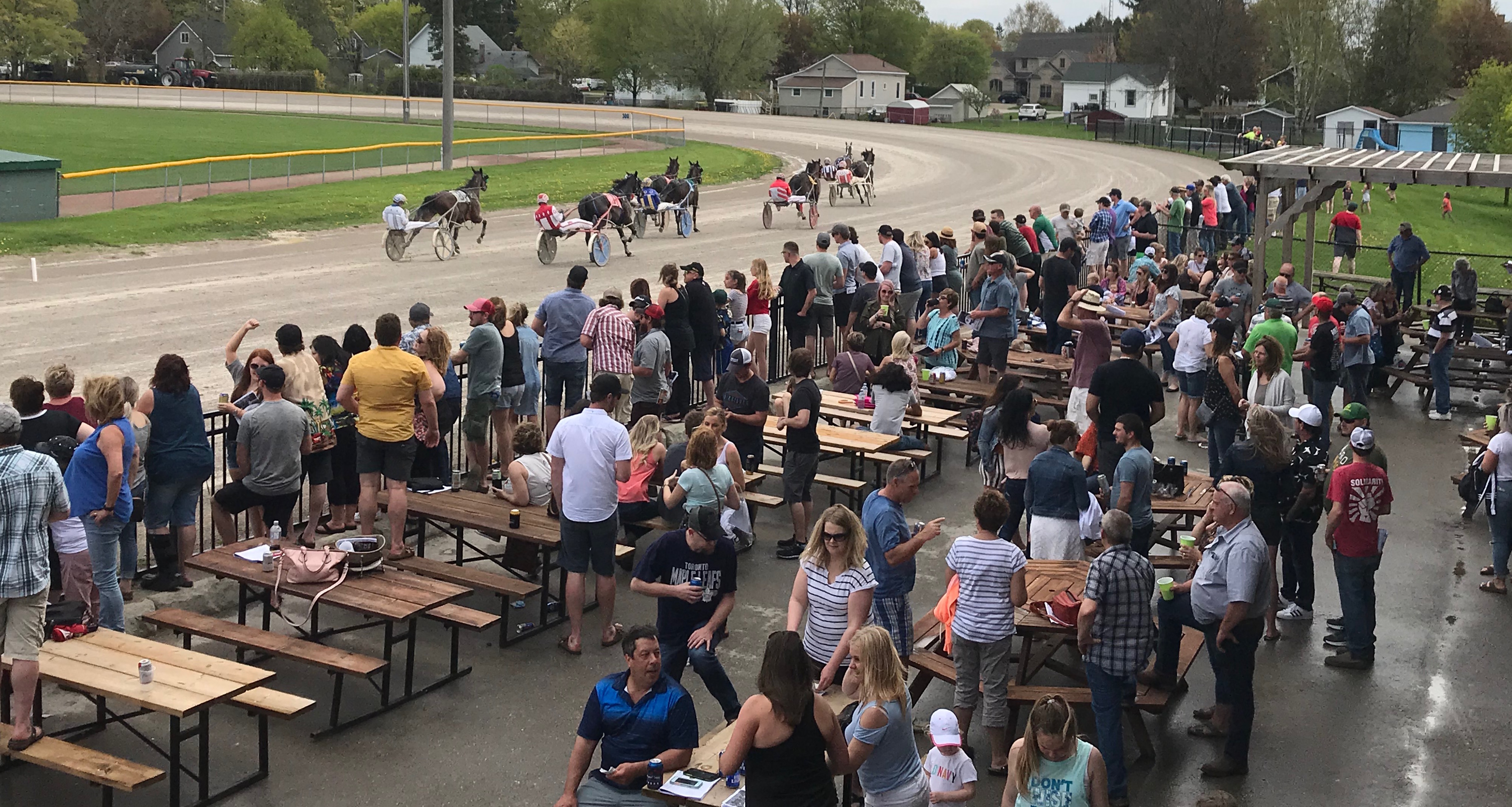 Crowds gather to celebrate opening of 2019 Clinton racing season 